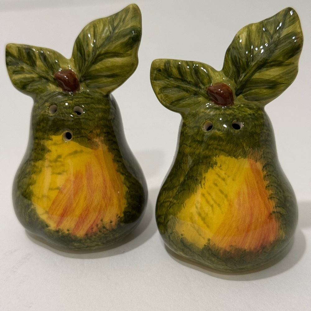 Vintage Tabletops Lifestyles Green Pear Salt & Pepper Shaker Set NIB